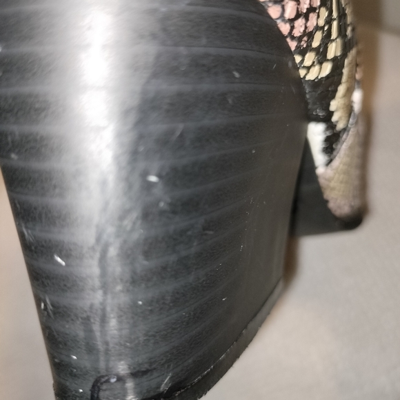 Qupid Women's Rubber Elastic Gore Pointy Toe Ankle Booties Snakeskin look Sz 6 - Picture 11 of 13